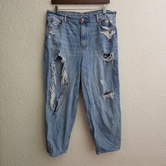 American Eagle Destroyed Relaxed Mom Jeans Light Wash Women's Size 14 X-Short - Picture 1 of 8
